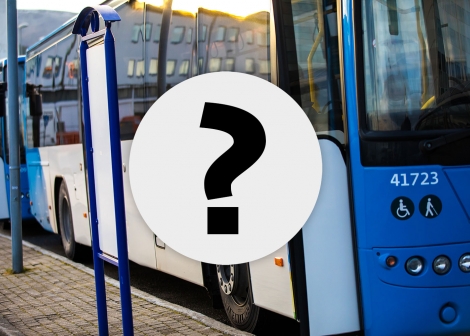 Et bilete av ein buss som står stille ved fortauet. En runding med eit spørsmålsteikn er plassert midt over biletet.